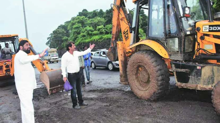 खड्डे बुजवण्यासाठी एकनाथ शिंदे रस्त्यावर, दिलं ‘हे’ आश्वासन खड्डे बुजवण्यासाठी एकनाथ शिंदे रस्त्यावर, दिलं ‘हे’ आश्वासन