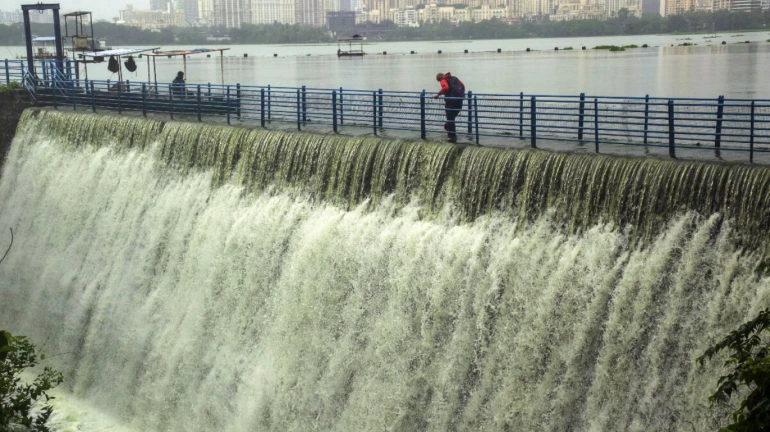 पवई तलाव 'ओव्हरफ्लो' पवई तलाव 'ओव्हरफ्लो'