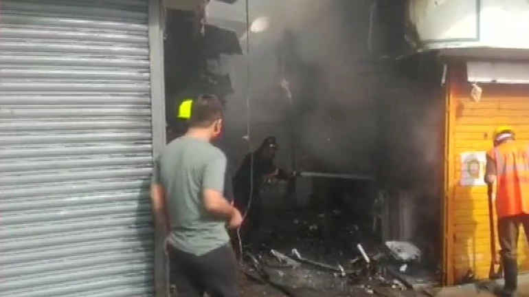 2 shops gutted in fire near Prabhat Talkies in Thane