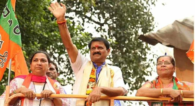 शिवसेना के बागी विधायक प्रकाश सुर्वे ने किया शक्ति प्रदर्शन