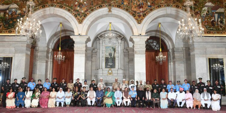 राष्ट्रपति द्रौपदी मुर्मू ने महाराष्ट्र के तीन पुलिसकर्मियों को वीरता पुरस्कार प्रदान किए