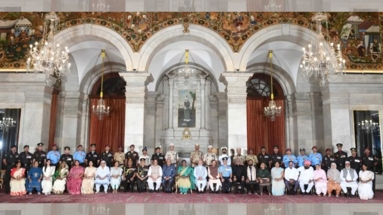 राष्ट्रपति द्रौपदी मुर्मू ने महाराष्ट्र के तीन पुलिसकर्मियों को वीरता पुरस्कार प्रदान किए राष्ट्रपति द्रौपदी मुर्मू ने महाराष्ट्र के तीन पुलिसकर्मियों को वीरता पुरस्कार प्रदान किए