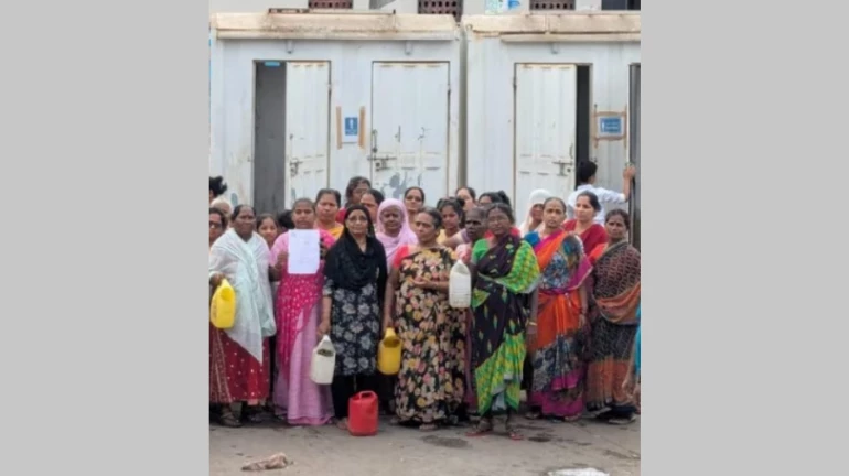 Mumbai: Women in Worli protest for toilets Mumbai: Women in Worli protest for toilets