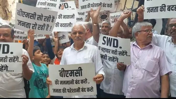 पुराना बताकर लगभग 10 साल पहले तोड़ा आनेजाने के लिए एकमात्र ब्रिज