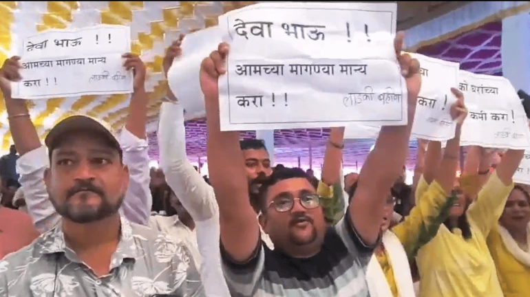 Navi Mumbai: Reduce CIDCO housing prices, lottery holders protest at CM's program Navi Mumbai: Reduce CIDCO housing prices, lottery holders protest at CM's program