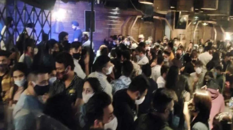 कोरोना गाईडलाईन्सचं उल्लंघन करणाऱ्या 'या' रेस्टॉरंट्सवर पालिकेची कारवाई कोरोना गाईडलाईन्सचं उल्लंघन करणाऱ्या 'या' रेस्टॉरंट्सवर पालिकेची कारवाई