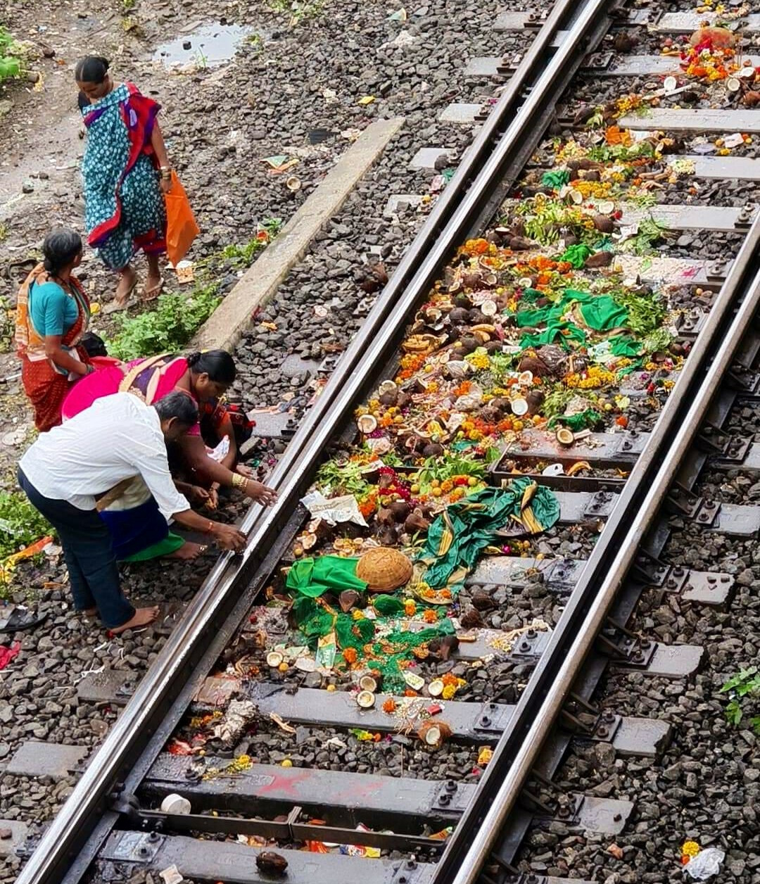 Mumbai devotees perform Shravan Puja on railway tracks near Chembur - See here