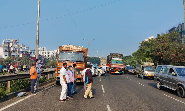 3 pedestrians crushed to death by truck on Pune-Satara highway