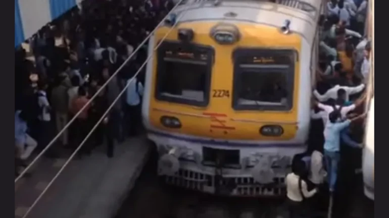 Trending Viral Video: Fake video of crowd at Borivali station from Pre-COVID times becomes viral Trending Viral Video: Fake video of crowd at Borivali station from Pre-COVID times becomes viral