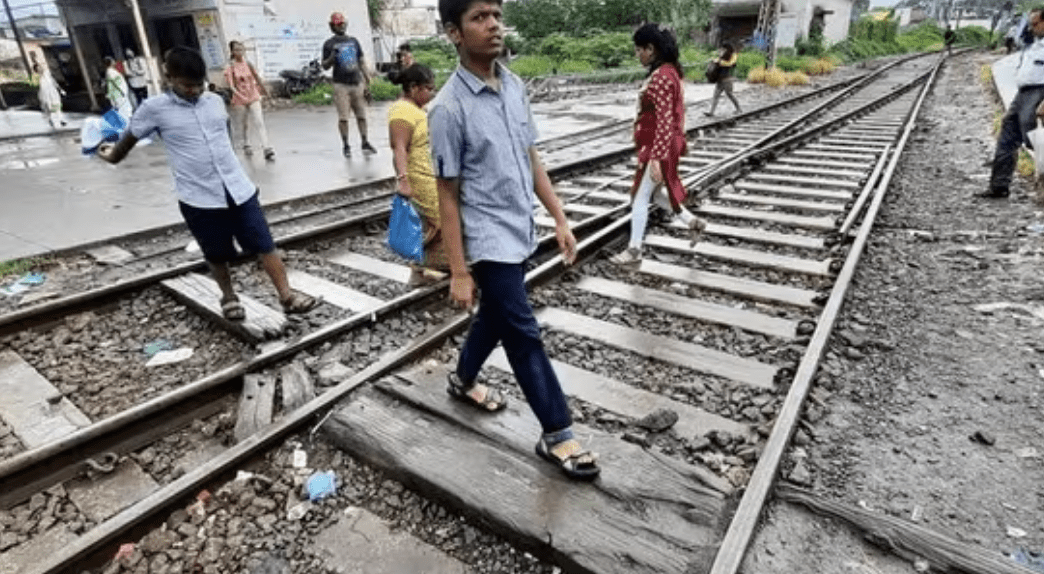 मध्य रेल्वे रेल्वे स्थानकाजवळील एंट्री पॉइंट्स बंद करणार