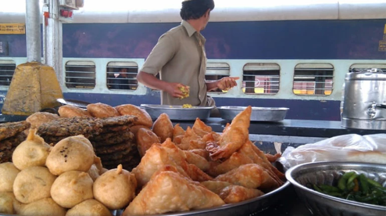 रेल्वे केटरिंग सेवा इलेक्ट्रिक कुकिंगवर सुरू रेल्वे केटरिंग सेवा इलेक्ट्रिक कुकिंगवर सुरू