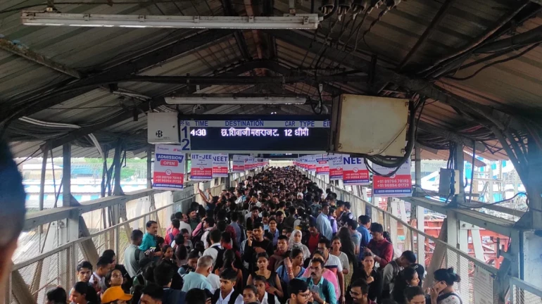 Mumbai rains update : स्टेशनवर भयंकर गर्दी! लोकल ट्रेन विस्कळीत,  पहा फोटो