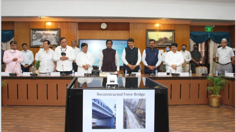 Minister Inaugurates Pod Retiring Room At Mumbai Central Railway Station