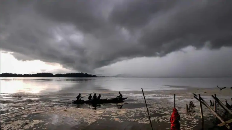 मान्सून परतीच्या मार्गावर, वादळी वाऱ्यासह पावसाची शक्यता मान्सून परतीच्या मार्गावर, वादळी वाऱ्यासह पावसाची शक्यता