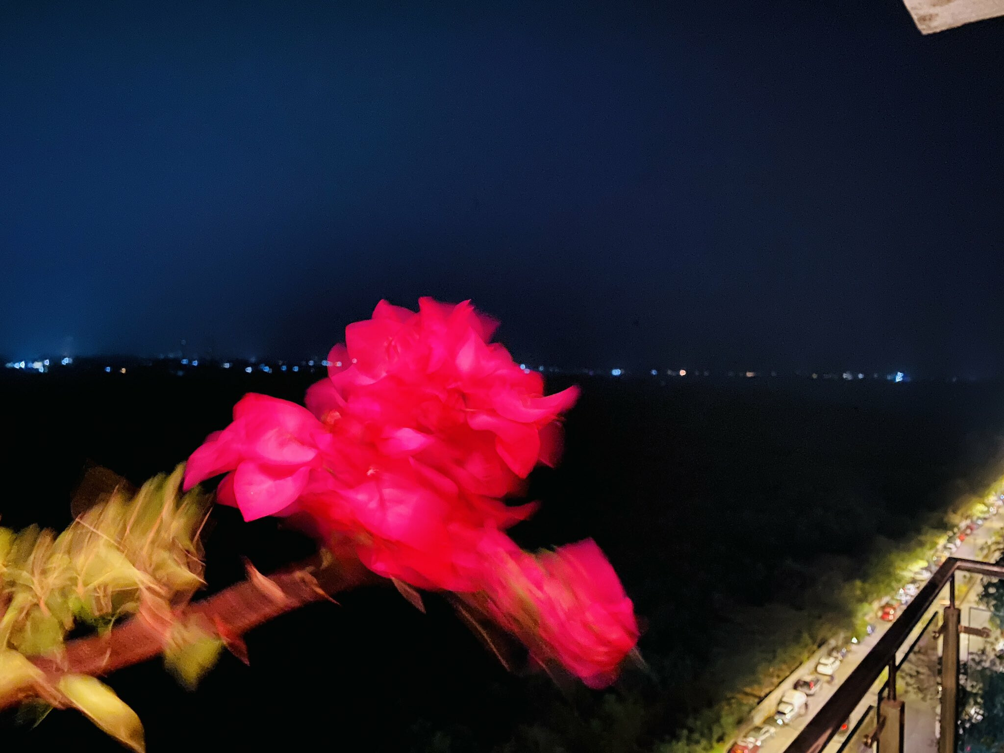 मुंबई और आसपास के इलाकों में तेज हवा के साथ हुई बारिश