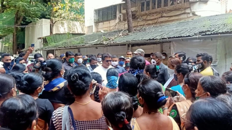 Fisherwomen meet MNS chief Raj Thackeray demanding solutions for their problems