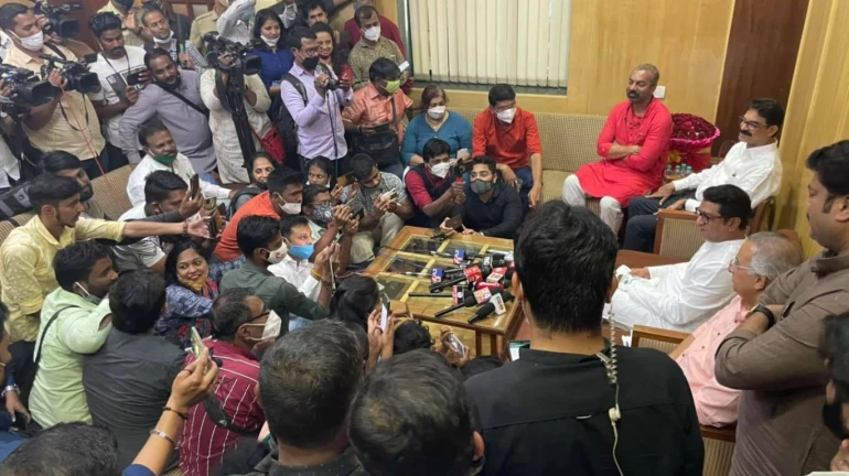 राज ठाकरे का खुलासा, बिजली बिल शिकायत के बाद शरद पवार से मिले अडानी राज ठाकरे का खुलासा, बिजली बिल शिकायत के बाद शरद पवार से मिले अडानी