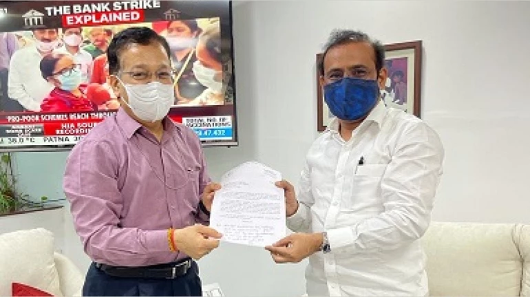 दर आठवड्याला कोरोना लसीचे २० लाख डोस द्या, राजेश टोपेंची केंद्राकडे मागणी दर आठवड्याला कोरोना लसीचे २० लाख डोस द्या, राजेश टोपेंची केंद्राकडे मागणी