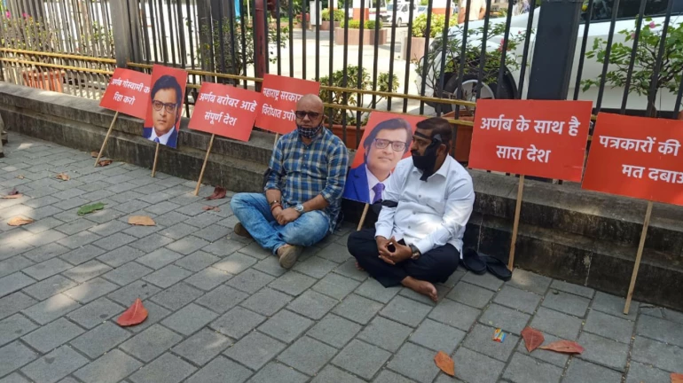 अर्णब गोस्वामी की गिरफ्तारी के खिलाफ BJP विधायक बैठे भूख हड़ताल पर, लिए गए हिरासत में