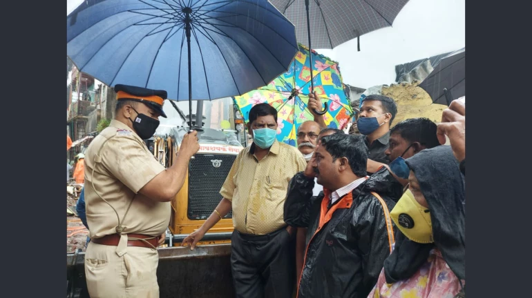 रामदास आठवले पहुंचे मालवणी, कहा: दोषी अधिकारियों पर हो कार्रवाई रामदास आठवले पहुंचे मालवणी, कहा: दोषी अधिकारियों पर हो कार्रवाई