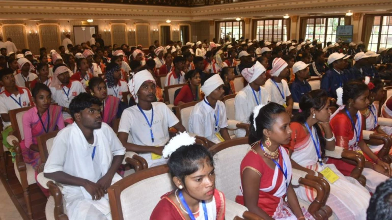 Tribal youths from Naxal affected areas of Bihar, Jharkhand visited Maharashtra Governor