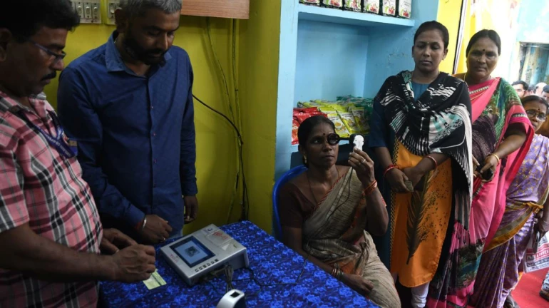 मुंबई - राशन दुकानों में '4-जी ई-पॉस मशीन' और 'IRIS' स्कैन की सुविधा मुंबई - राशन दुकानों में '4-जी ई-पॉस मशीन' और 'IRIS' स्कैन की सुविधा