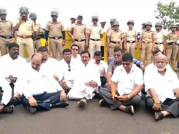 Ratnagiri Refinery : बारसूमध्ये ग्रामस्थांना भेटायला गेलेल्या विनायक राऊत यांना अटक