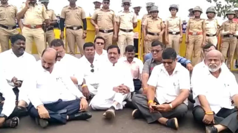 Ratnagiri Refinery : बारसूमध्ये ग्रामस्थांना भेटायला गेलेल्या विनायक राऊत यांना अटक Ratnagiri Refinery : बारसूमध्ये ग्रामस्थांना भेटायला गेलेल्या विनायक राऊत यांना अटक