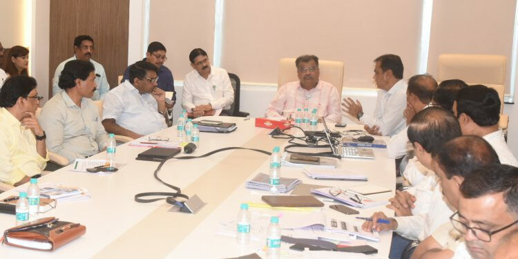 महाराष्ट्र में 'लैंड बैंक' बनाने की तैयारी