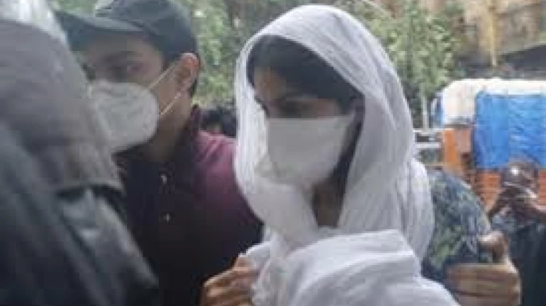 रिया चक्रवर्तीवर अटकेची टांगती तलवार, तिसऱ्या दिवशी चौकशीला हजर रिया चक्रवर्तीवर अटकेची टांगती तलवार, तिसऱ्या दिवशी चौकशीला हजर