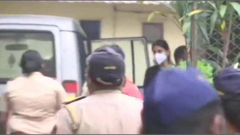 रिया चक्रवर्तीला भायखळा कारागृहात हलवले रिया चक्रवर्तीला भायखळा कारागृहात हलवले