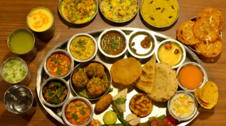 वांद्रेतील प्रसिद्ध धाब्यातील जेवणाच्या थाळीत मेलेला उंदीर सापडला वांद्रेतील प्रसिद्ध धाब्यातील जेवणाच्या थाळीत मेलेला उंदीर सापडला