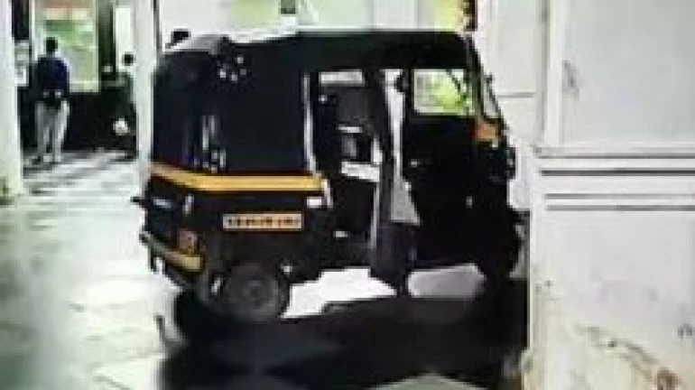 Mumbai: Drunk autorickshaw driver parks vehicle inside Mira Road station Mumbai: Drunk autorickshaw driver parks vehicle inside Mira Road station
