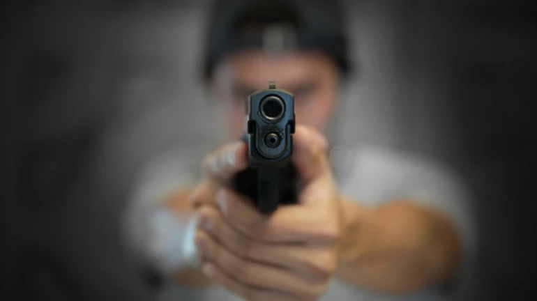 दादर: बंदुकीच्या धाकावर दरोडा, घरात घुसून वृद्ध महिलेचे सोन्याचे दागिने लुटले दादर: बंदुकीच्या धाकावर दरोडा, घरात घुसून वृद्ध महिलेचे सोन्याचे दागिने लुटले