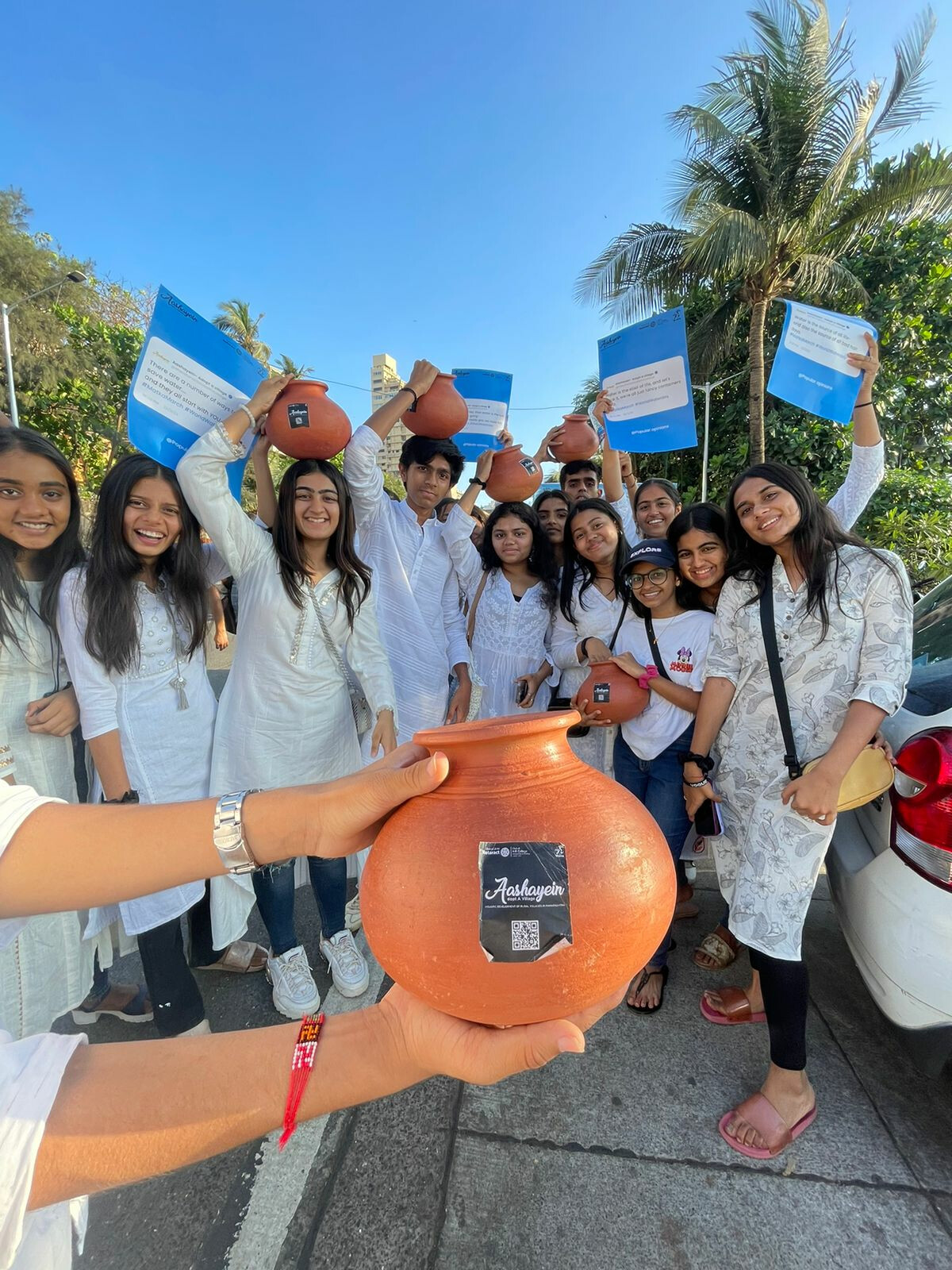 ग्रामीण महिलाओ की समस्याओ को उजागर करने के लिए HR कॉलेज ऑफ रोटरेट क्लब की ओर से मटका मार्च का आयोजन