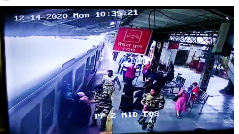 RPF saves mother from being crushed to death at Mumbra station RPF saves mother from being crushed to death at Mumbra station