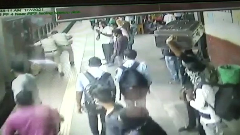 RPF saves a couple from crushing to death at Kalyan railway station