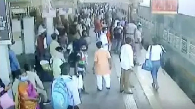 Alert RPF saves life of a senior citizen at Kalyan station
