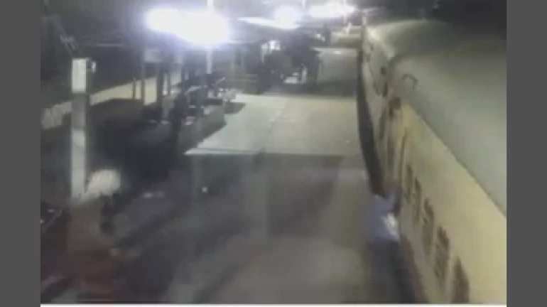 आरपीएफ कॉन्स्टेबल ठरला “जीवन रक्षक” आरपीएफ कॉन्स्टेबल ठरला “जीवन रक्षक”