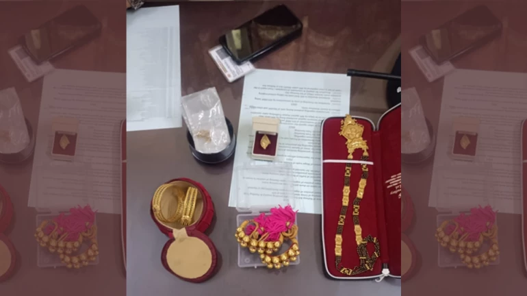 WR's RPF at Bandra Returns Left Behind Bag With Valuables Worth Over INR 15 Lakhs WR's RPF at Bandra Returns Left Behind Bag With Valuables Worth Over INR 15 Lakhs