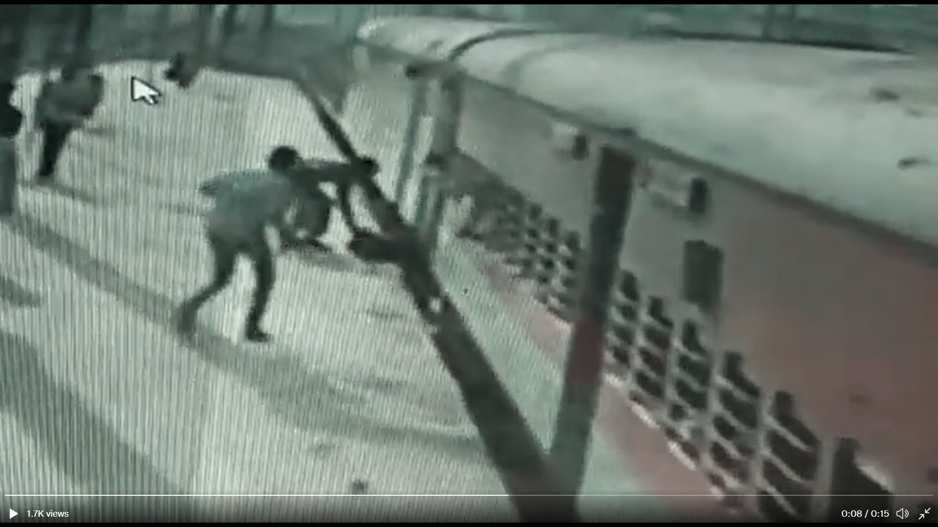 कल्याण : चलती ट्रेन में चढ़ने की कोशिश कर रहे यात्री को RPF जवान ने बचाया