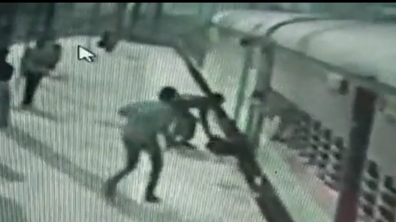 Kalyan: RPF Saves Commuter Trying To Board A Moving Train Kalyan: RPF Saves Commuter Trying To Board A Moving Train