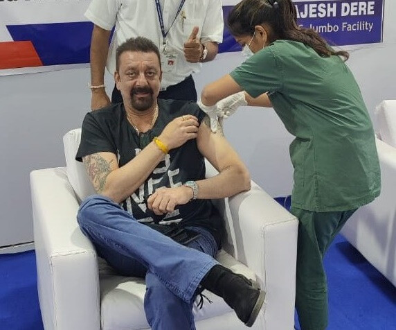संजय दत्त ने ली कोरोना वैक्सीन की पहली डोज