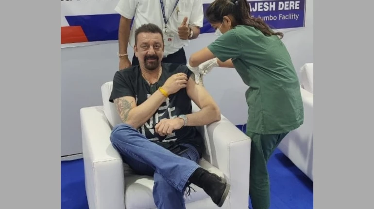 संजय दत्त ने ली कोरोना वैक्सीन की पहली डोज