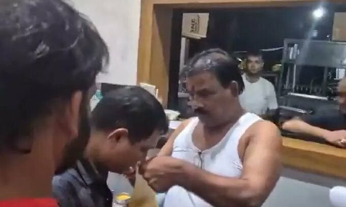 महाराष्ट्र-  विधायक संजय गायकवाड़ ने बासी खाने पर विवाद पर कैंटीन कर्मचारी को पीटा