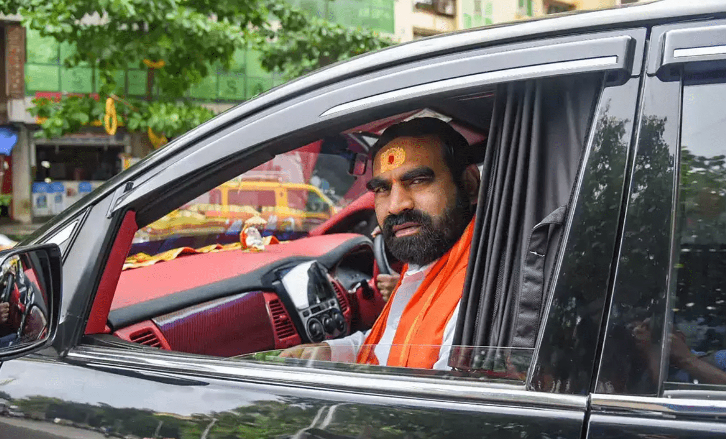 आमदार संतोष बांगर पुन्हा वादात, पोलिस कर्मचाऱ्याला शिवीगाळ केल्याचा आरोप