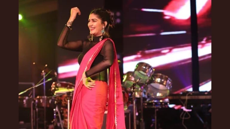 बिग बॉस फेम व मशहूर डांसर सपना चौधरी ने बच्चे को दिया जन्म बिग बॉस फेम व मशहूर डांसर सपना चौधरी ने बच्चे को दिया जन्म