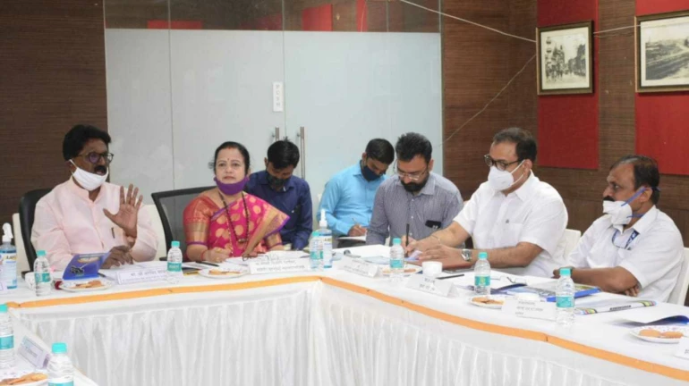 Arvind Sawant chairs a road safety meeting; directs officials to impose fine on illegal parking