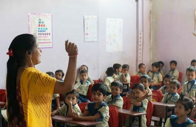 शिक्षकांसाठी ड्रेस कोड जारी, जीन्स आणि टी-शर्टवर बंदी