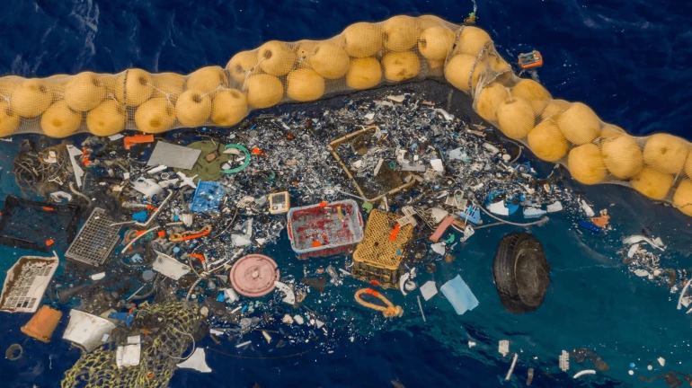 गेटवेवरील कचरा सफाईसाठी दोन ईलेक्ट्रीक बोट तैनात गेटवेवरील कचरा सफाईसाठी दोन ईलेक्ट्रीक बोट तैनात